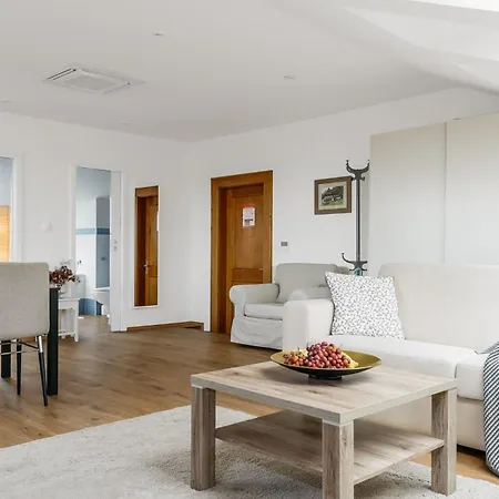 Mia Cozy With Castle View, Parking & Ac Apartment