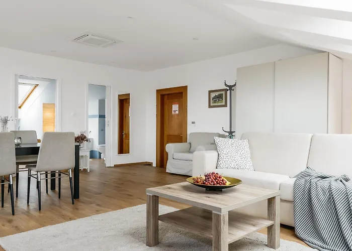 Mia Cozy With Castle View, Parking & Ac Apartmán